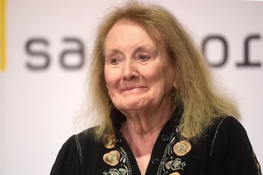 "Por el coraje y la agudeza clínica con la que descubre las raíces, los extrañamientos y las trabas colectivas de la memoria personal". 