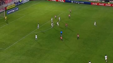Este error de uno de los rivales de la U en Libertadores ya da la vuelta al mundo: una jugada pocas veces vista