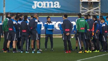 Quique Sánchez Flores y el grupo.