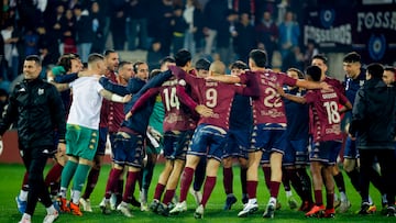 PONTEVEDRA (GALICIA), 04/12/2024.- Los jugadores del Pontevedra celebran su pase a la siguiente fase de la Copa del Rey tras eliminar al Villarreal en el encuentro que han disputado este miércoles en el Estadio Municipal de Pasarón, en Pontevedra. EFE/ Lavandeira Jr