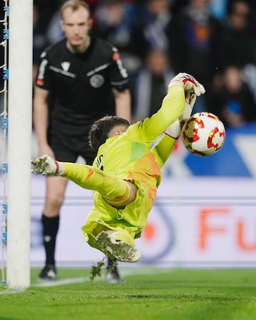 Luca Zidane en el momento de parar uno de sus dos penaltis en Zaragoza.