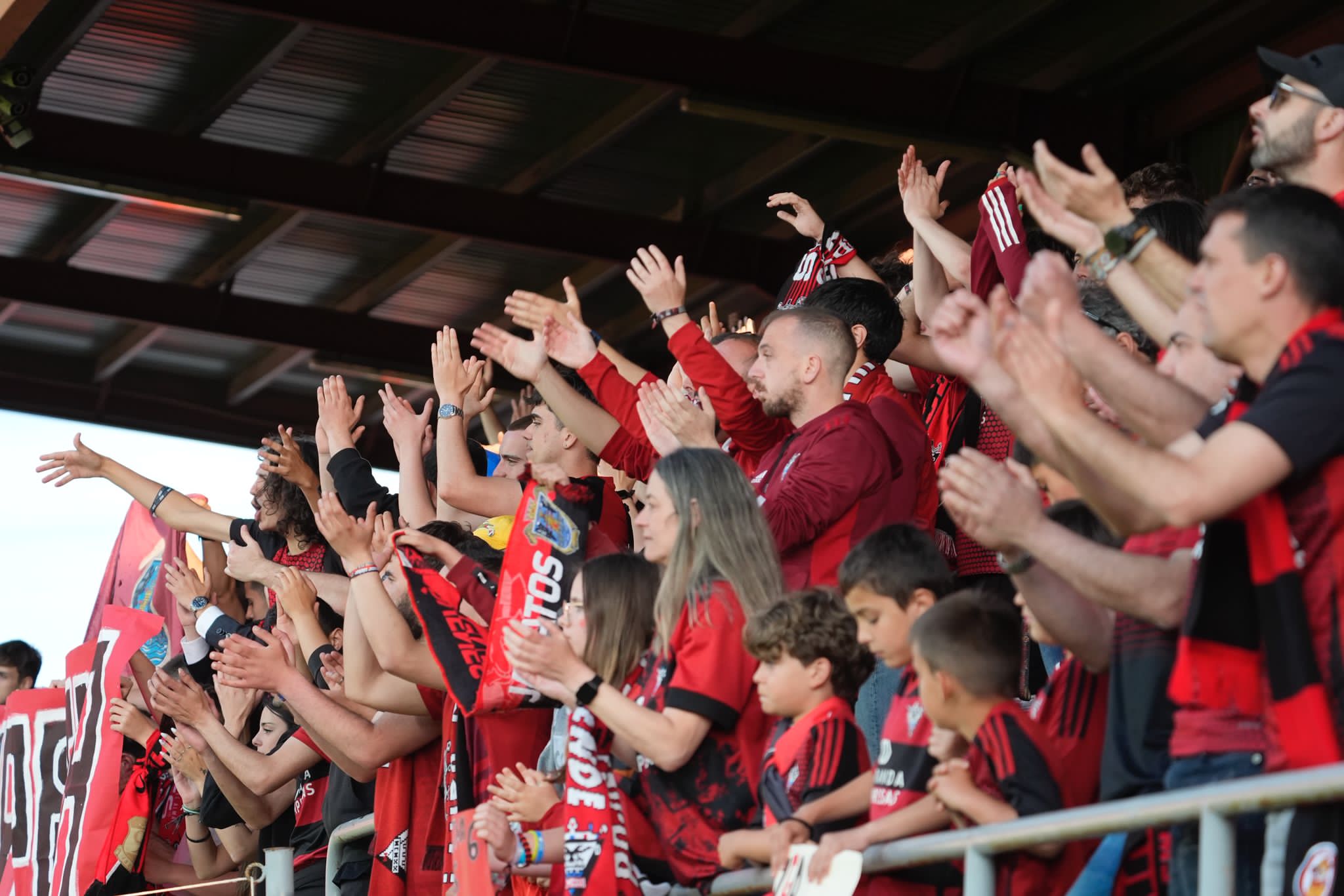 La grada de animación del Mirandés en Anduva.