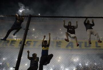 El Superclásico entre Boca-River fue suspendido luego de que hinchas lanzaran gas pimienta a los jugadores visitantes. La Bombonera arriesga dura sanción. 