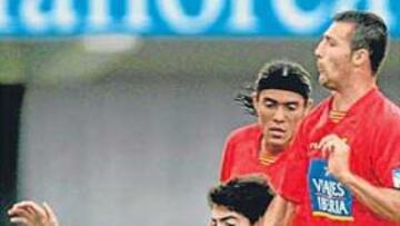 <b>MUY PELEADO. </b>El contacto y el juego trabado fue una constante en el partido de ayer.