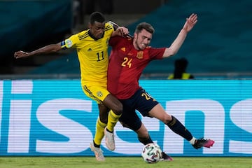 Alexander Isak con Aymeric Laporte.