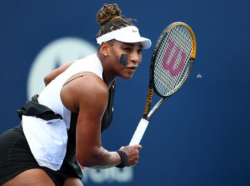 El 9 de agosto de 2022 ha anunciado Serena Williams que se retira del mundo del tenis. En su ¨²ltima publicaci¨®n en la revista Vogue lo ha confesado, y, aunque no haya una fecha exacta, todo parece indicar que ser¨¢ despu¨¦s del US Open. Seguir¨¢ jugando en Toronto, donde ayer venci¨® a la espa?ola Nuria P¨¢rrizas en la ronda de 64. Una leyenda consagrada en el mundo del tenis que se despide de la raqueta tras varios a?os de ¨¦xito.