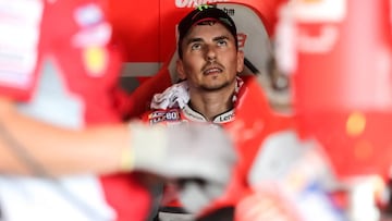 Lorenzo en el box de Ducati.