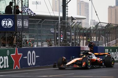 Oscar Piastri cruzando la línea de meta del Gran Premio de China en primera posición.