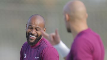 Marcao, con Dmitrovic durante el entrenamiento del Sevilla este viernes.