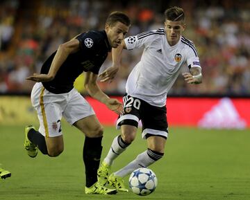 El futbolista argentino llegó al Valencia en verano de 2014 como una promesa emergente, procedente del Racing Club de Avellaneda. En verano de 2016, y tras pasar la segunda parte de la temporada cedido en Racing, se marchó traspasado a la Udinese.