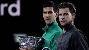 Novak Djokovic y Dominic Thiem posan en la entrega de trofeos tras la final del Open de Australia 2020.