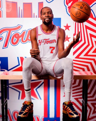 El uniforme City Edition de los Houston Rockets para la temporada 2025/26 es blanco con el texto 'H-Town' en rojo sobre el pecho. Presenta detalles en gris y rojo oscuro, y está inspirado en la identidad local de Houston. El diseño celebra el apodo de la ciudad con un estilo limpio y moderno que conecta con la comunidad y la cultura urbana.