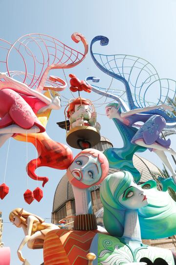 Las fallas visten las calles de Alicante.