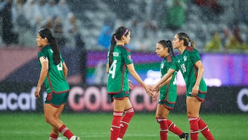 Jugadoras de la Selección Mexicana se dan la mano después de la derrota contra Brasil.