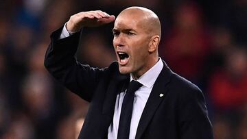 Zinedine Zidane, entrenador del Real Madrid, contempla atento el partido contra el Betis.