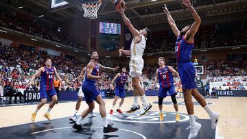 Facundo Campazzo penetra a canasta frente a Willy Hernangómez, Jabari Parker y Joel Parra.