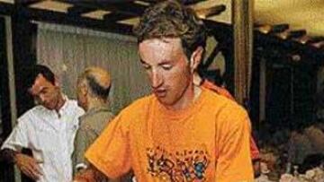 <b>EL CAMPEÓN SE ALIMENTA.</b> Iban Mayo se sirve una buena ensalada antes de atacar a los espaguetis y la carne que tuvo como menú anoche en el hotel de Gap. La cena y el desayuno son las únicas comidas de los ciclistas en el Tour.