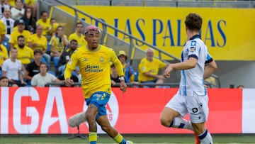 LAS PALMAS DE GRAN CANARIA, 25/08/2023.- El defensa mexicano de la UD Las Palmas Julián Araujo (i) controla el balón durante el partido de la tercera jornada de Liga en Primera División que UD Las Palmas y Real sociedad disputan hoy viernes en el estadio de Gran Canaria, en Las Palmas. EFE/ Quique Curbelo
