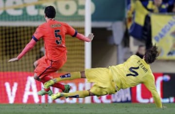 1-1. Sergio Busquets cae lesionado tras la entrada de Tomás Pina en la jugada del gol que anota Jonathan dos Santos.