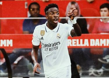 El joven jugador brasileño del Real Madrid reacciona ante las palabras de un jugador del Girona.