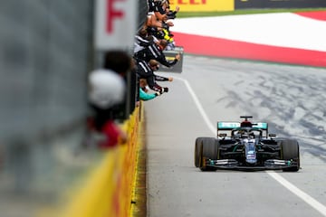 Lewis Hamilton celebra con su equipo al entrar en meta la victoria de carrera.