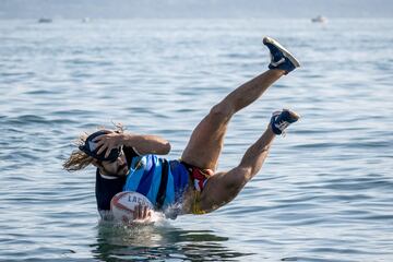 Curiosas fotografías tomadas desde el aire en la que se observa a un grupo de jugadores luchando por el balón en un campo de rugby flotante en el lago Lemán durante el Water Rugby Lausanne, un insólito torneo de tres días organizado por LUC Rugby que reunió a más de 240 jugadores en Lausana, en el oeste de Suiza.