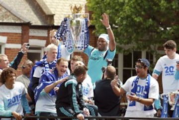 WOL01 LONDRES (REINO UNIDO), 25/05/2015.- Los jugadores del Chelsea celebran el título de la Premier League durante desfile en el autobús del equipo por las calles de Londres, Reino Unido hoy 25 de mayo de 2015. EFE/Sean Dempsey
