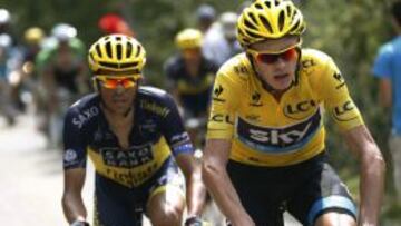 Chris Froome precede a Alberto Contador en el pasado Tour de Francia.