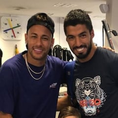 Neymar visita el vestuario del Barcelona en la Ciutat Esportiva