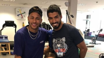 Neymar con Luis Suárez.