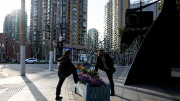 FILE PHOTO: Men chat on a street amid the coronavirus disease (COVID-19) pandemic, in Shanghai, China March 23, 2022. REUTERS/Aly Song/File Photo