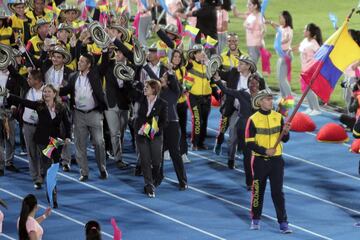 La delegación de Colombia en los Juegos Sudamericanos desfiló en la inauguración de las justas con Fabián Puerta como abanderado.
