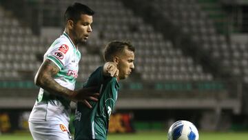 Futbol, Deportes Temuco vs Santiago Wanderers.
Fecha 2, campeonato Nacional Ascenso 2022.
El jugador de Deportes Temuco Alejandro Contreras, izquierda, juegan el balón contra Joaquin Pereyra de Santiago Wanderers durante el partido por el campeonato Ascenso 2022 realizado en el estadio Germán Becker.
Temuco, Chile.
21/02/2022
Ricardo Ulloa/Photosport
Football, Deportes Temuco vs Santiago Wanderers.
2 th date, 2022 National Championship Ascenso.
Deportes Temuco’s player Alejandro Contreras, left, play the ball against Joaquin Pereyra of Santiago Wanderers during the Ascenso division match held at Germán Becker stadium in Temuco, Chile.
21/02/2022
Marcelo Hernandez/Photosport