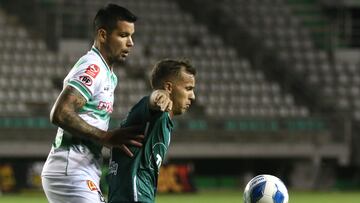 Futbol, Deportes Temuco vs Santiago Wanderers.
Fecha 2, campeonato Nacional Ascenso 2022.
El jugador de Deportes Temuco Alejandro Contreras, izquierda, juegan el balón contra Joaquin Pereyra de Santiago Wanderers durante el partido por el campeonato Ascenso 2022 realizado en el estadio Germán Becker.
Temuco, Chile.
21/02/2022
Ricardo Ulloa/Photosport

Football, Deportes Temuco vs Santiago Wanderers.
2 th date, 2022 National Championship Ascenso.
Deportes Temuco’s player Alejandro Contreras, left, play the ball against Joaquin Pereyra of Santiago Wanderers during the Ascenso division match held at Germán Becker stadium in Temuco, Chile.
21/02/2022
Marcelo Hernandez/Photosport