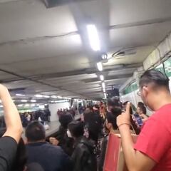 Usuarios entonan “NI tu ni nadie” en la línea 8 del Metro CDMX