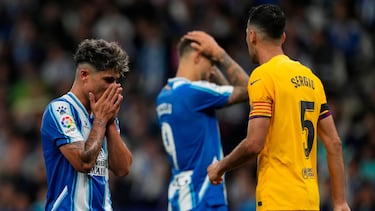 El centrocampista del Espanyol Nico Melamed (i) se lamenta durante el partido correspondiente a la jornada 34 de LaLiga Santander que RCD Espanyol y FC Barcelona disputan este domingo en el RCDE Stadium de Cornellá de Llobregat (Barcelona). EFE/ Alejandro Garcia