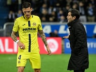 Villarreal's Spanish coach Marcelino Garcia Toral speaks to Villarreal's Spanish defender #04 Rafa Marin (L) during the Spanish League football match between Deportivo Alaves and Villarreal CF at Mendizorroza Stadium in Vitoria on March 13, 2026. (Photo by ANDER GILLENEA / AFP)