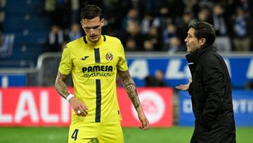Villarreal's Spanish coach Marcelino Garcia Toral speaks to Villarreal's Spanish defender #04 Rafa Marin (L) during the Spanish League football match between Deportivo Alaves and Villarreal CF at Mendizorroza Stadium in Vitoria on March 13, 2026. (Photo by ANDER GILLENEA / AFP)