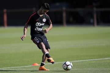 Santiago, 9 de abril de 2018
 Comienza el segundo "microciclo" de trabajo del tecnico  con jugadores del medio local.
Javier Torres/Photosport