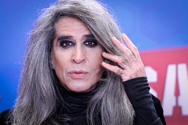 El marido de Alaska y también cantante es un reconocido fan de los tratamientos estéticos. El intérprete ha pasado por una liposucción abdominal y se ha extraído las bolas de Bichat. Además, se hizo una doble liposucción en la papada, se quitó las bolsas de los ojos y se puso pómulos, entre otros retoques. 
