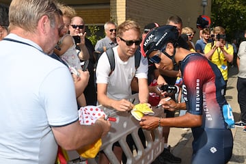 El corredor del Ineos se mostró feliz y compartió con la gente en el inicio de la etapa 1 del Tour de Dinamarca