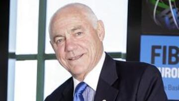 Bob Elphinston, el presidente de la FIBA.
