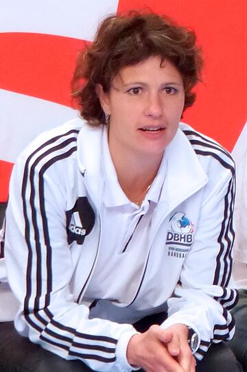 La exjugadora rumana de balonmano hizo historia al convertirse en la primera mujer al frente de un equipo masculino de balonmano. Fue en la temporada 2013/2014, cuando dirigi車 al Dijon Bourgogne Handball tras la destituci車n del anterior entrenador Denis Lathoud. Si Elena Groposila consegu赤a mantener al club en Primera Divisi車n, le ampliaban el contrato. Finalmente, no lo consigui車.
