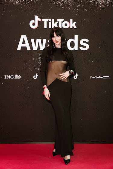 Boukie posa en la alfombra roja de los 'Premios TikTok 2025'. 
 
  
 