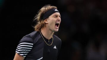 El tenista alemán Alexander Zverev celebra su victoria ante Marton Fucsovics en el Masters 1.000 de París.