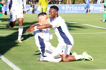 Tahiru abraza a un emocionado Callejn,