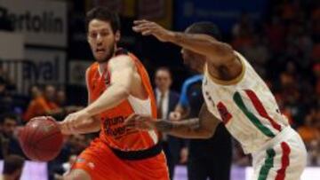 Sam van Rossom trata de vencer la oposición del escolta Phil Goss.