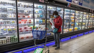 Beijing (China), 04/11/2021.- A woman wearing a protective face mask shops in a supermarket, amid the coronavirus pandemic, in Beijing, China, 04 November 2021. China's Ministry of Commerce urged its citizens to keep daily necessities in stock in case of emergencies, with some heading to supermarkets to buy extra food provisions, especially oil for cooking and rice, as well as vegetables, the price on which rose in the recent weeks after unusually heavy rains. EFE/EPA/ROMAN PILIPEY