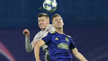 Dani Olmo salta por un bal&oacute;n.