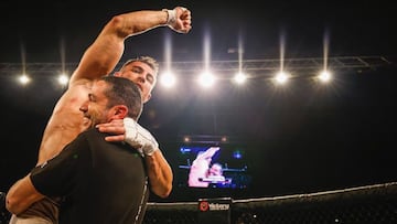 Ignacio Capella celebra su victoria en Showtime FC.